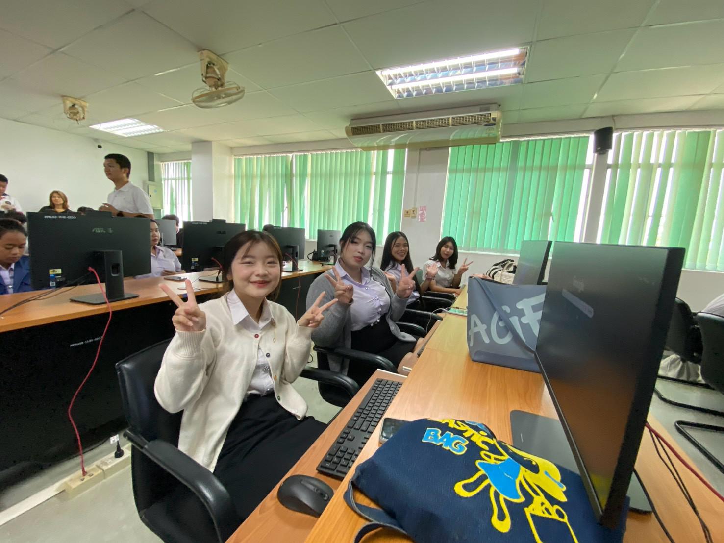 13. คณะเทคโนโลยีอุตสาหกรรม มหาวิทยาลัยราชภัฏกำแพงเพชร จัดโครงการอบรมและพัฒนาทักษะภาษาอังกฤษและมาตรฐานคอมพิวเตอร์ สำหรับนักศึกษาชั้นปีที่ 1